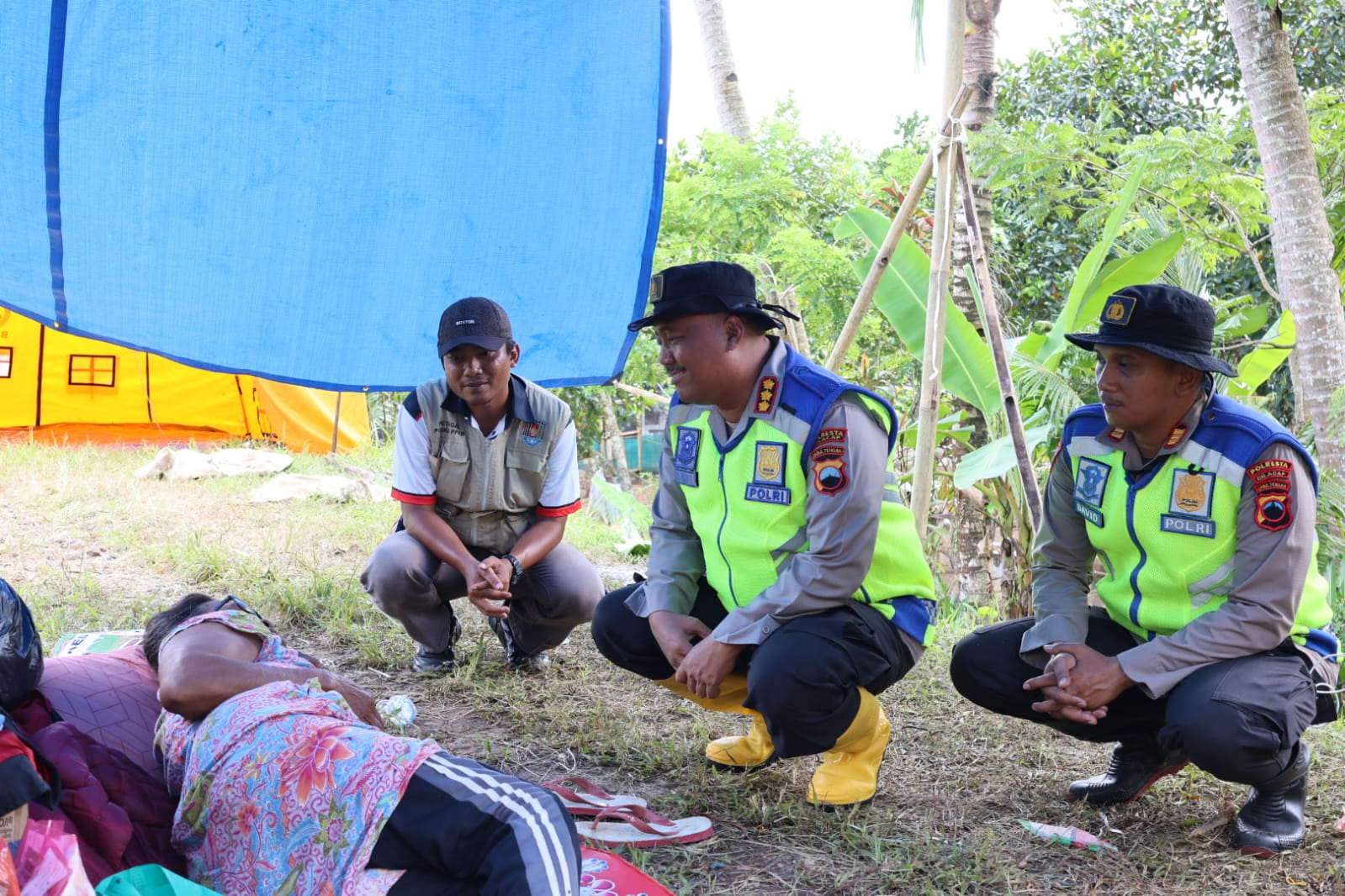 Wujud Kepedulian Polri,  Polresta Cilacap Salurkan Bantuan untuk Warga Terdampak Banjir di Wanareja